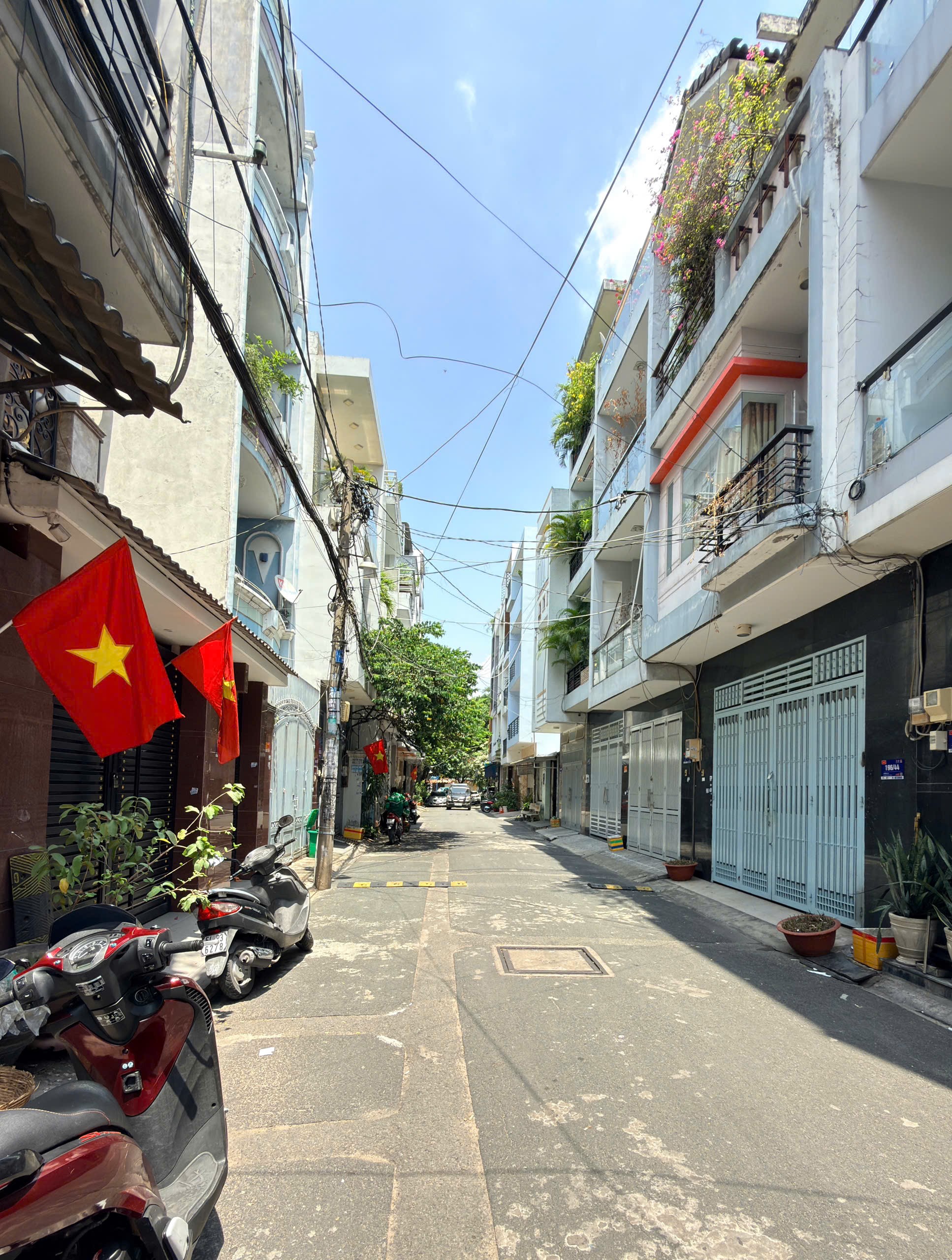 Nhà 1 trệt 1 lầu, có 2 mặt tiền trước sau, đường 6m thông ra 227 Gò Dầu.