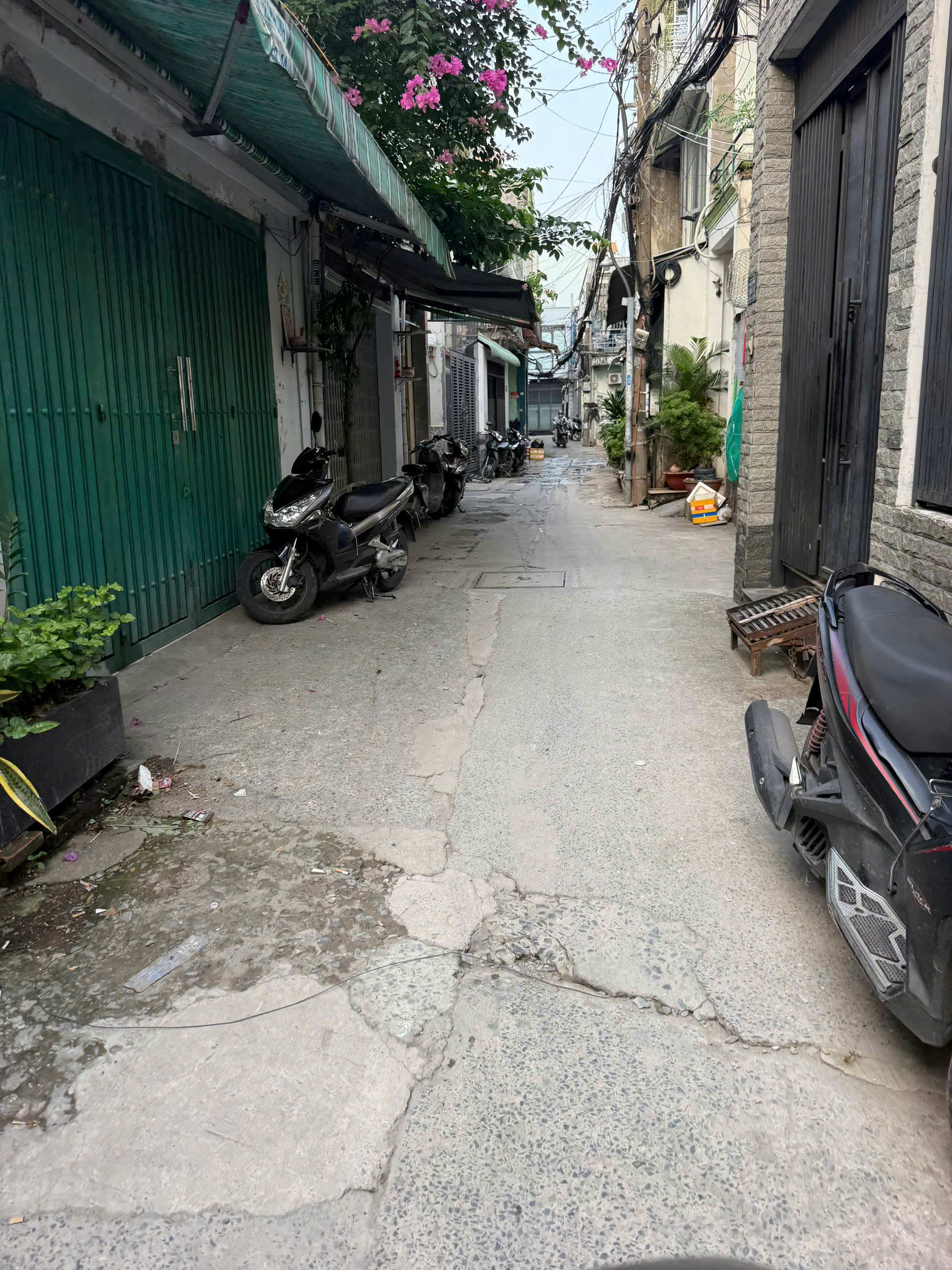 Bán nhà hẻm Lạc Long Quân, P.10, Tân Bình, TP.HCM Dt : 3 x 9.55 ( 1 trệt 2 lầu )  Tổng diện tích sàn 73m 2 Kết cấu : 3 phòng ngủ . 3 wc. 1 sân thượng sau . 