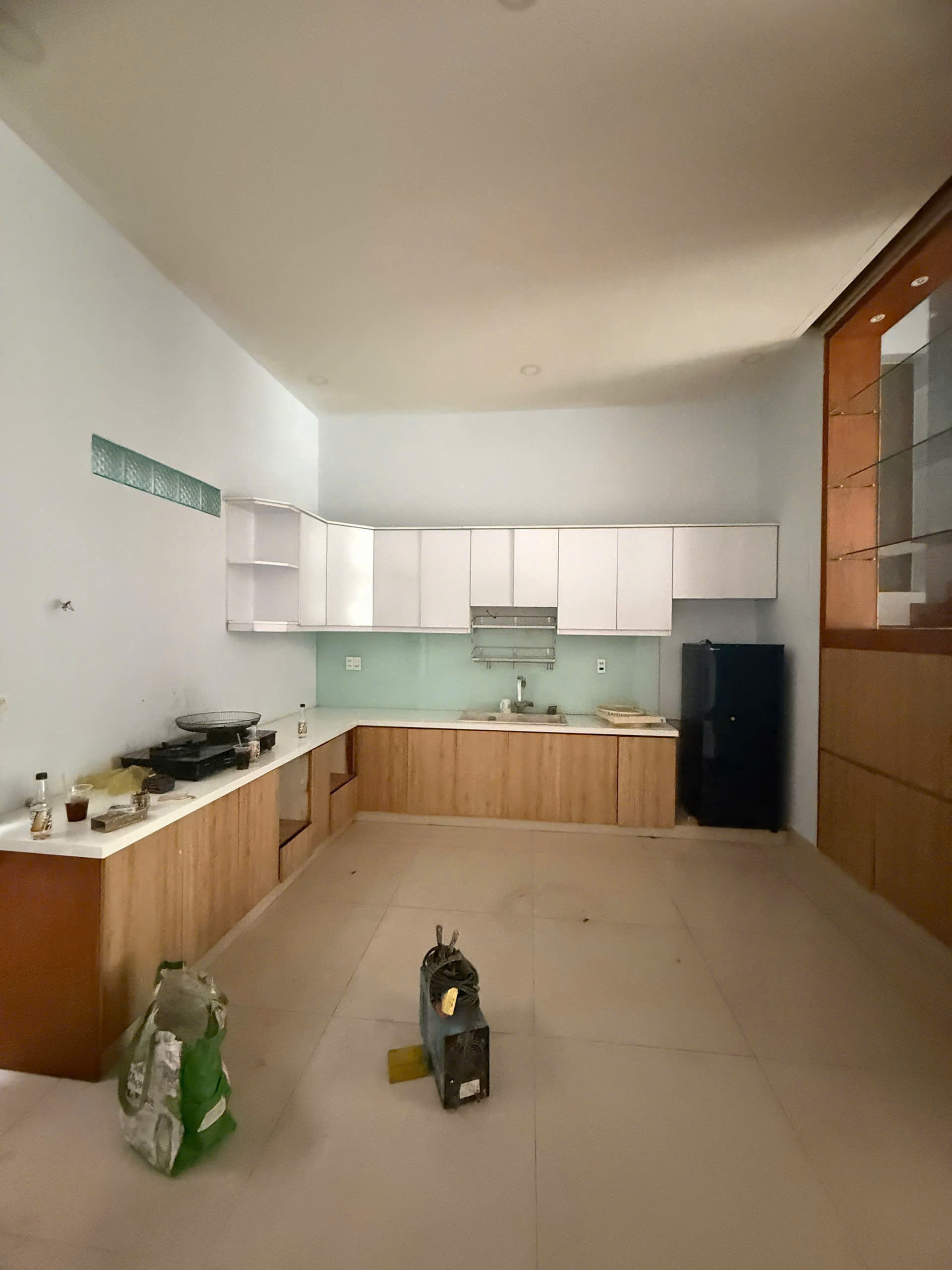 Hẻm đường số 5 . Pbhh . Binh tan  Dt : 5.93x 14 m (  1 tret 2 lau . San thuong )  Gia 8ty6 