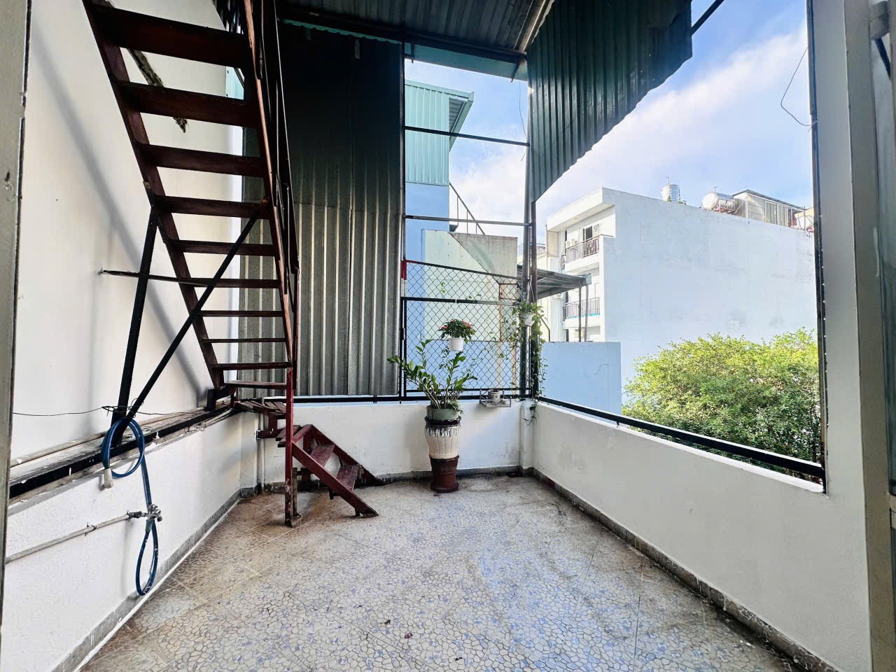 Bán Nhà hẻm  Lê Văn Huân (3,75m x 12,4m) Kết cấu: 1 trệt, 2 lầu có 3 phòng ngủ