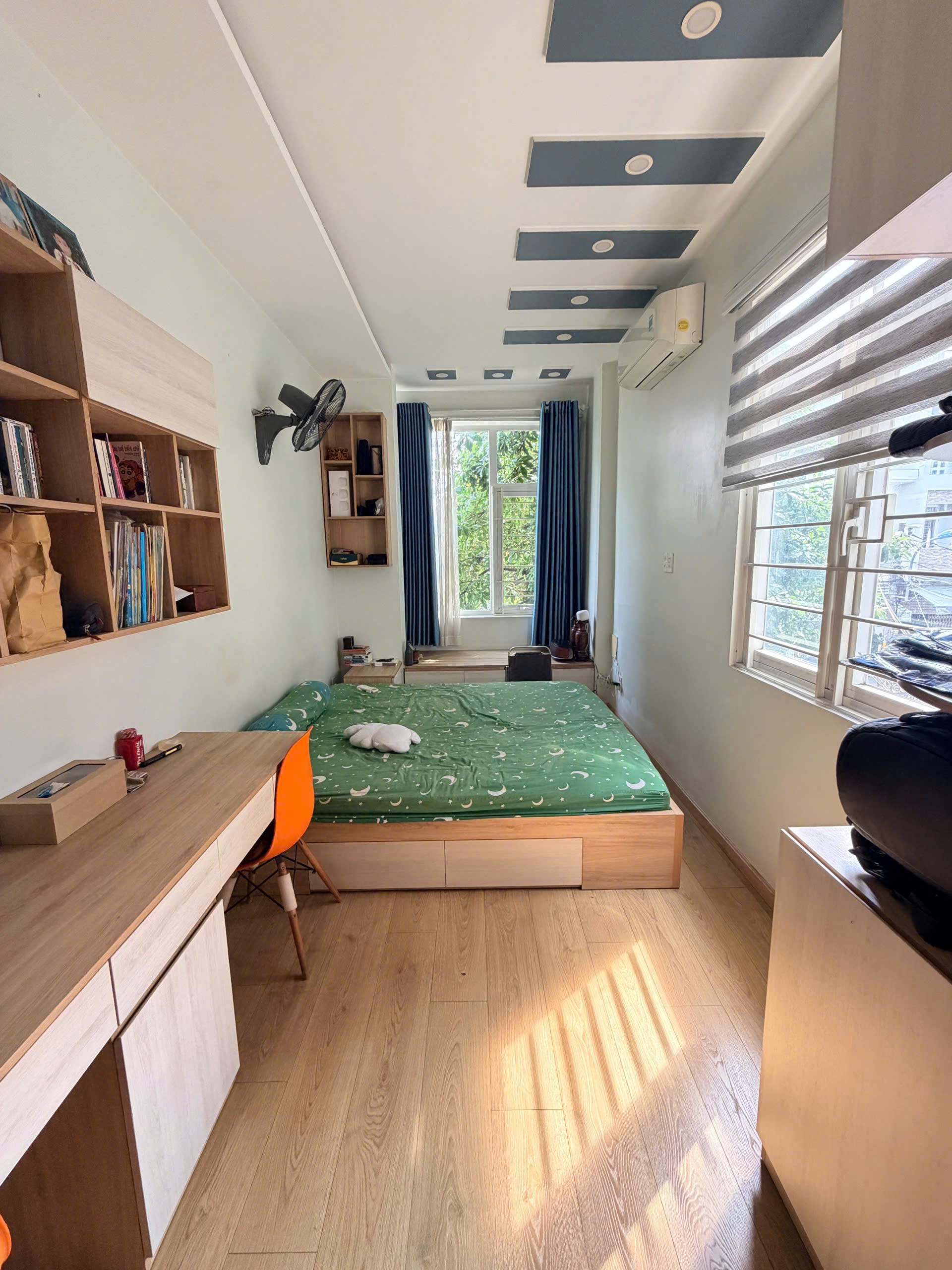 Nhà đúc 1 trệt 4 lầu đẹp, đường trước nhà 12m thông, gần Độc Lập - Tân Sơn Nhì