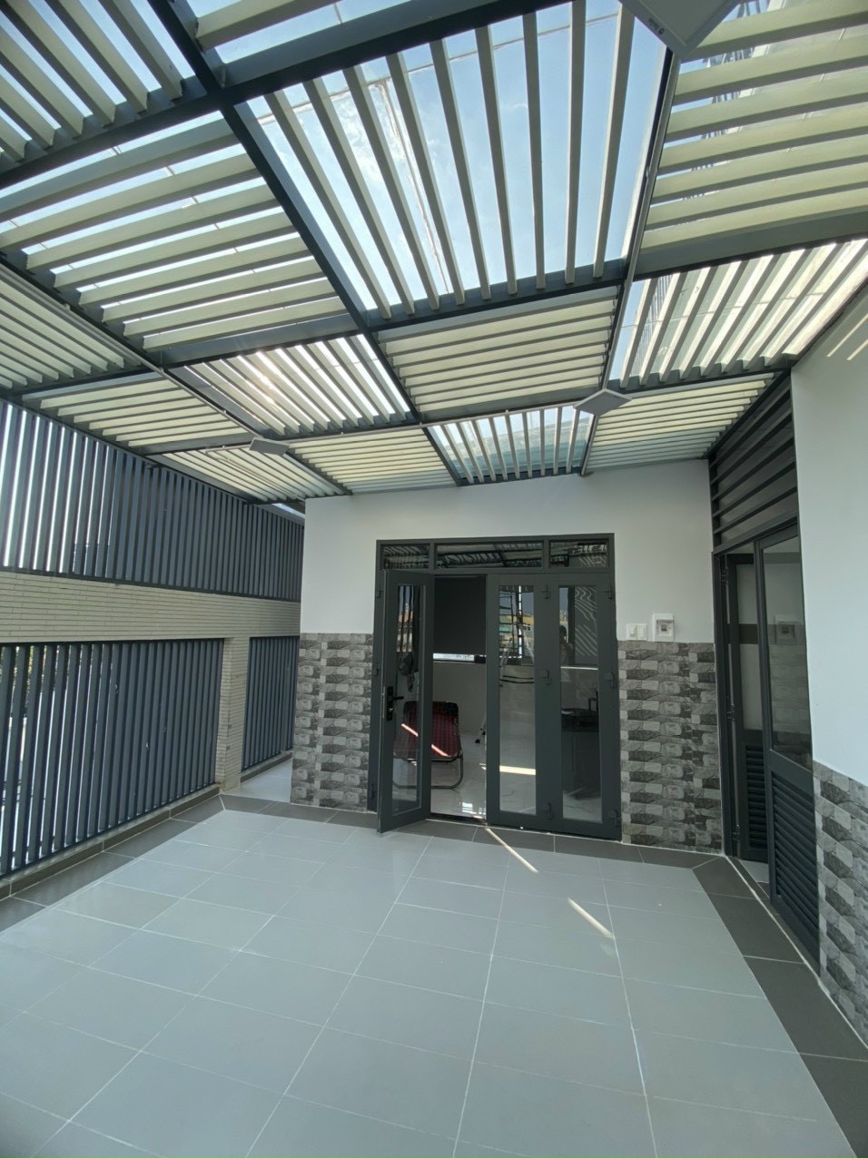 Bán Nhà hẻm Tô Hiệu 8.2x20m (160m2) Bán tòa nhà căn hộ dịch vụ cao cấp.
Đường 8m, mỗi bên lề 2 mét.
DT: 8,2 x 20m có thang máy. Hoàn công T12/2020, gồm Hầm + 6 tầng, sân thượng. Có 36 phòng trang bị máy lạnh, bếp, nhà Vs. Cho thuê trực tiếp được 120 triệu/ tháng. Đang có hợp đồng khoán 4 năm 90 triệu/ tháng.