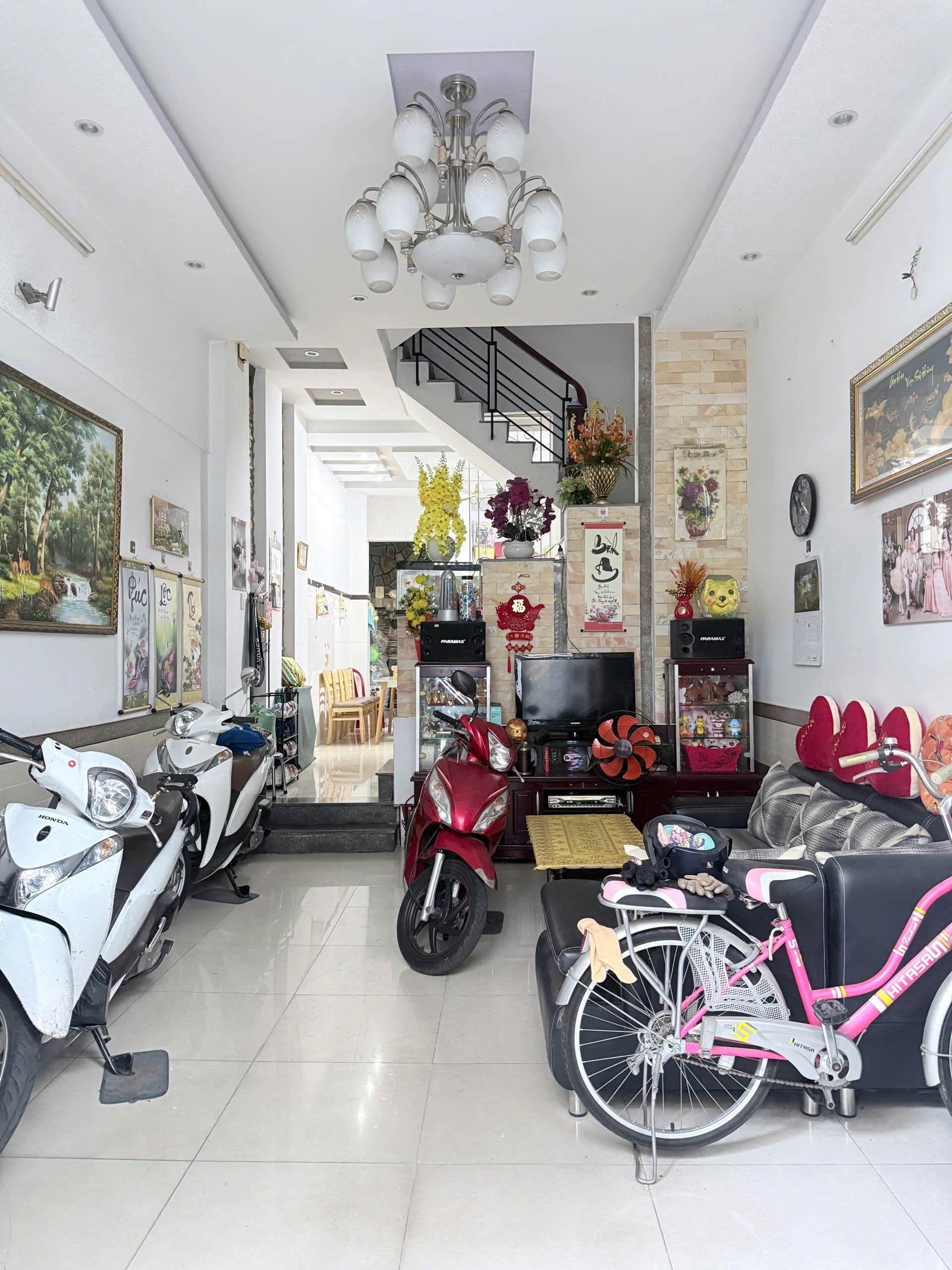 NHÀ ĐÚC 2 LẦU SÂN THƯỢNG CỰC ĐẸP, CÁCH CHỢ TÂN HƯƠNG 200M - GIÁ CỰC TỐT