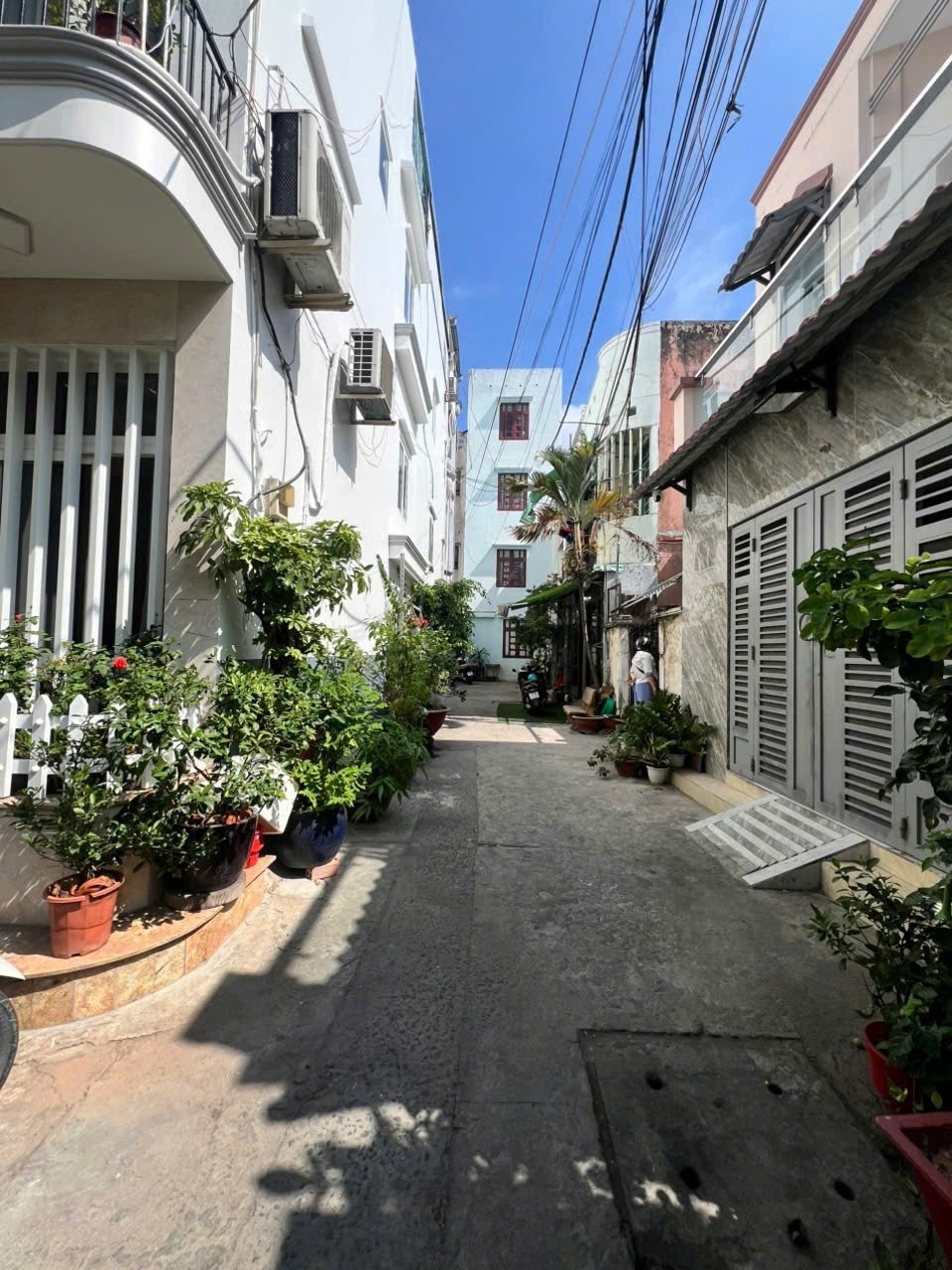 HÀNG NGỘP GIÁ TỐT - NHÀ ĐẸP VÀO Ở NGAY KHU DÂN TRÍ, HẺM XE TẢI TỚI CỬA - DI CHUYỂN THOẢI MÁI 