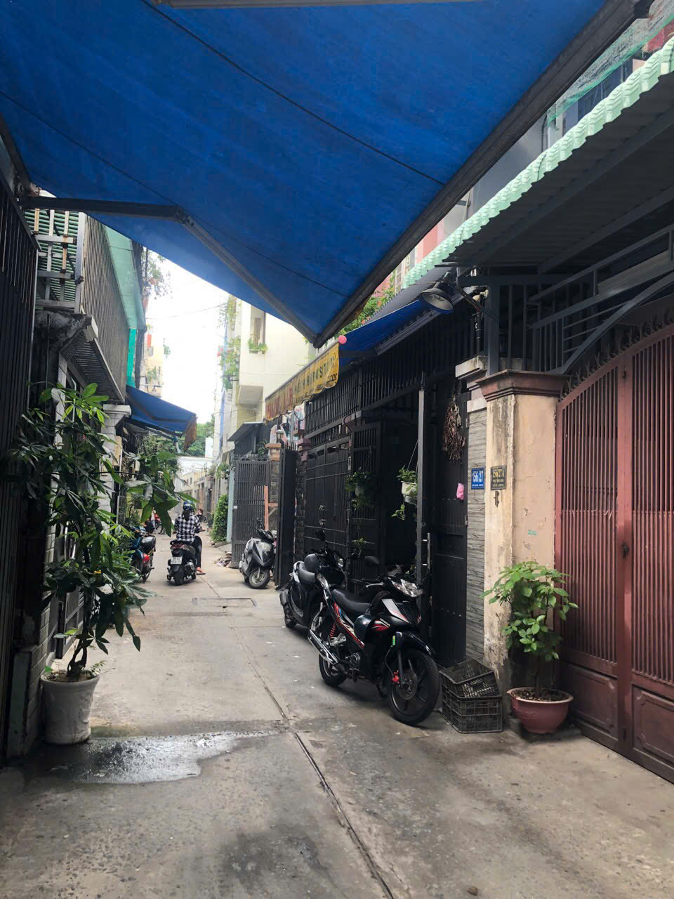 BÁN NHÀ ĐẸP – PHÚ THỌ HÒA, NGAY CHỢ VẢI Nhà Hẻm Phú Thọ Hòa, Q. Tân Phú DT: 4.05 x 21m Kết cấu: 3 tấm kiên cố – thiết kế tối ưu Cầu thang xếp gọn 1 bên ⇒ Phòng khách dài 16m – cực kỳ hợp bán hàng online / showroom Phòng bếp rộng rãi, thoáng mát Trên lầu :