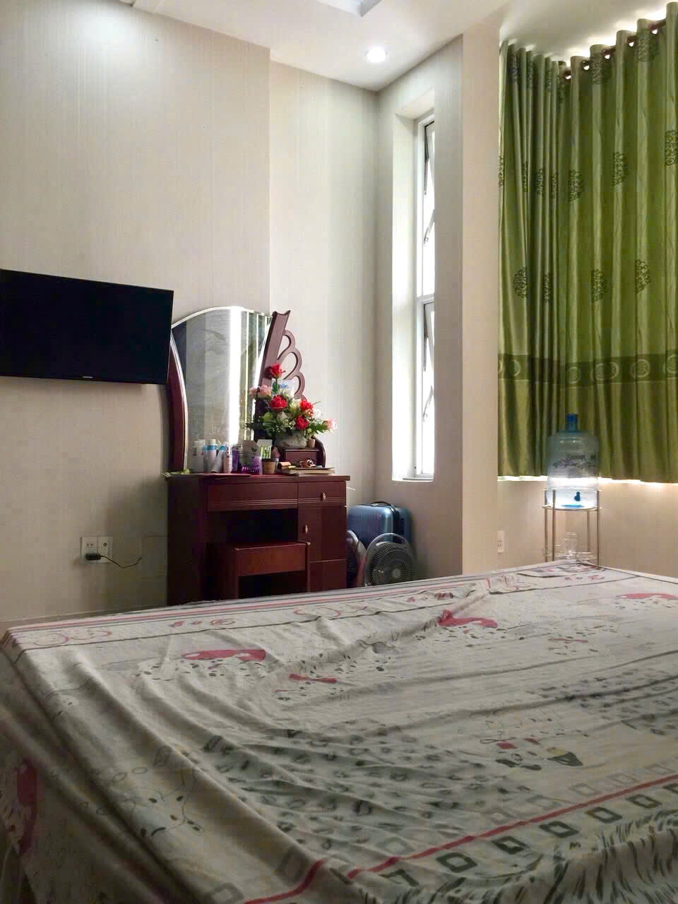 Hẻm Sơn Kỳ, P.Sơn Kỳ, 81m2 ( 4.8 x 18m nở hậu 5m ), 1 trệt 2 lầu đúc BTCT, nội thất cao cấp, 3PN 4WC ( có thể cải tạo thêm 2PN nữa tổng là 5PN ), sân để xe rộng rãi, phòng thờ, PK, bếp rộng, sân phơi riêng, 2 giếng trời thoáng mát