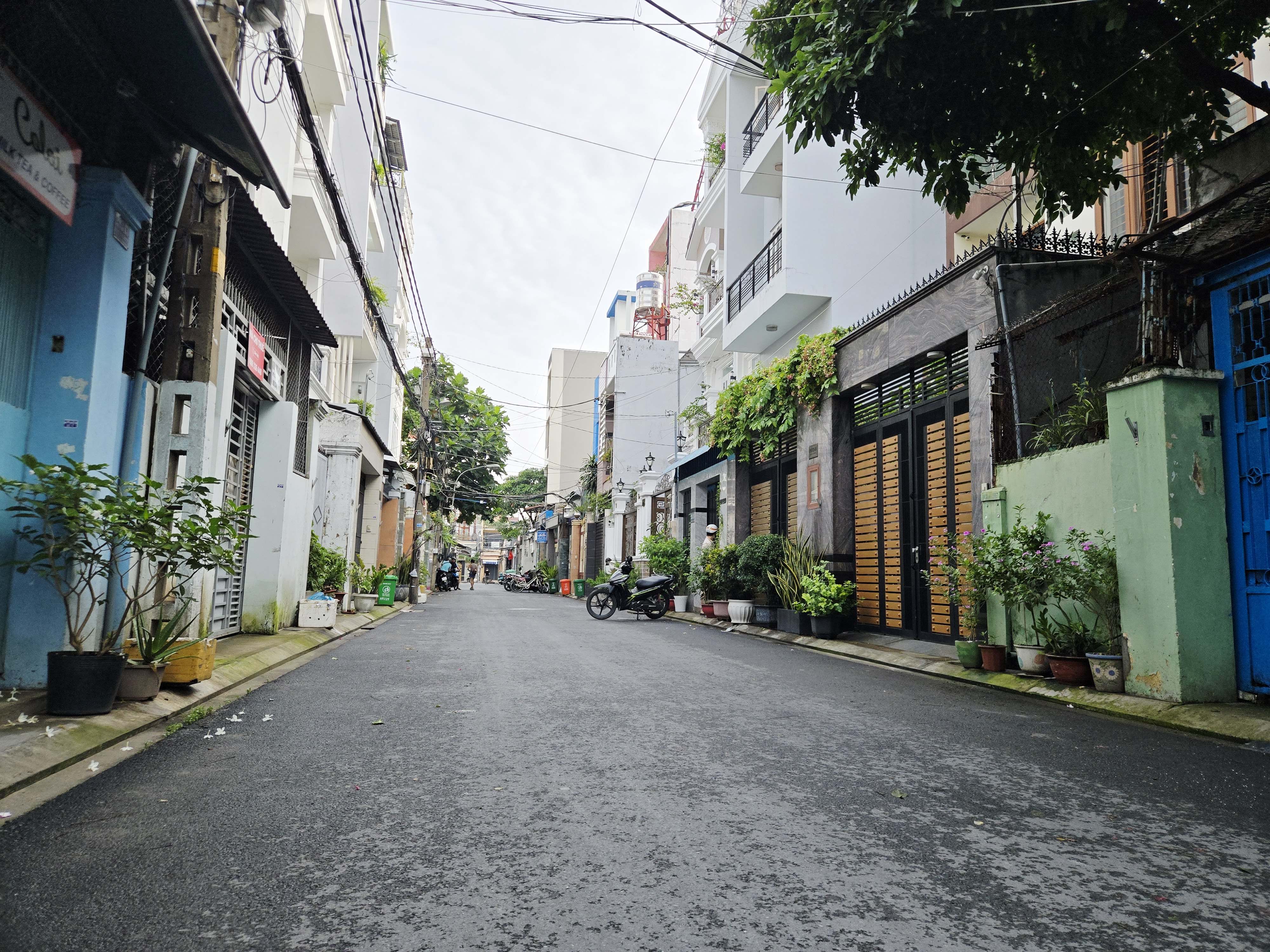 HẺM 8M THÔNG, KHU NHÀ CAO TẦNG. XE HƠI ĐỂ TRONG NHÀ!