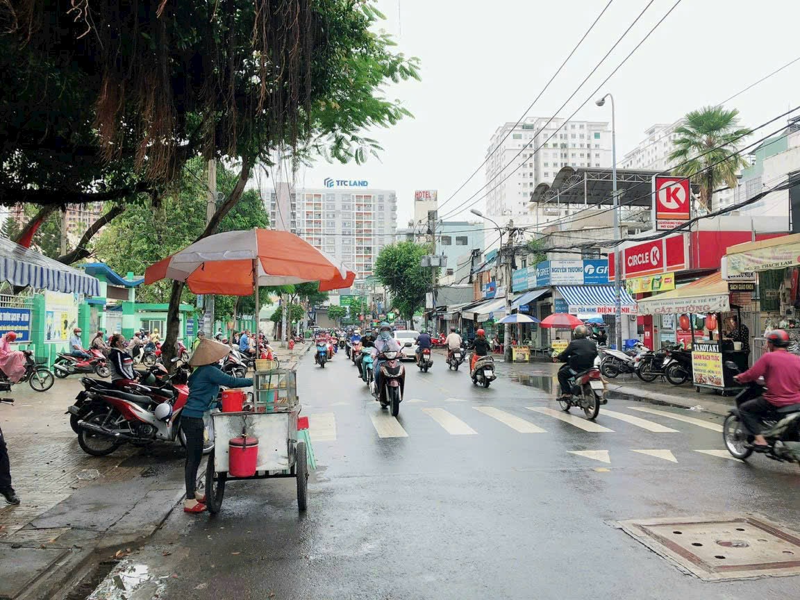 BÁN KHÁCH SẠN MẶT TIỀN KINH DOANH LUỸ BÁN BÍCH P.PHÚ THỌ HOÀ Q.TÂN PHÚ DT:4X30M NHÀ 7 LẦU GIÁ 27 TỶ 