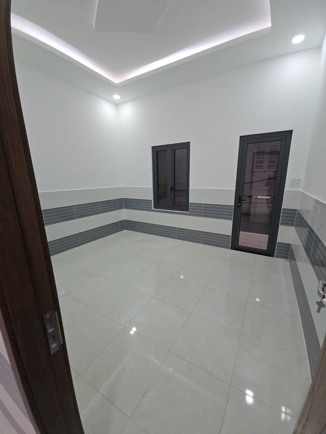 Bán Nhà hẻm Bình Trị Đông 4.05 x 12m 49m2 ???? BÁN NHÀ 98/BÌNH TRỊ ĐÔNG – P. BÌNH TRỊ ĐÔNG 
???? Hẻm trước nhà rộng 5m – xe hơi ra vào thoải mái
???? DT: 4,05m x 12m (≈ 49m² – ODT)
???? Kết cấu:• 1 trệt 1 lầu • 2 phòng ngủ• 2 toilet