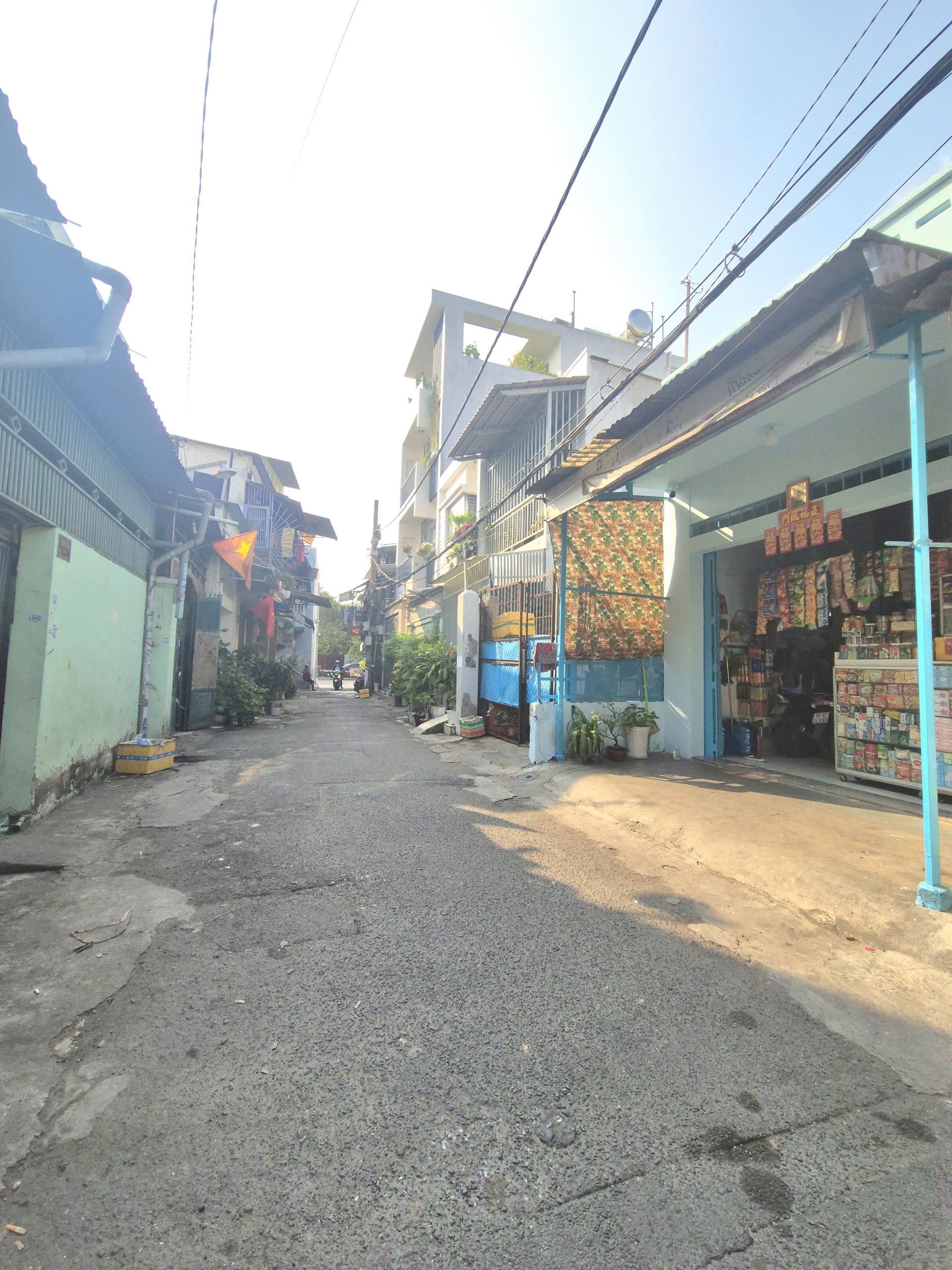 Hẻm xe hơi đường TÔ HIỆU, gần Đầm Sen