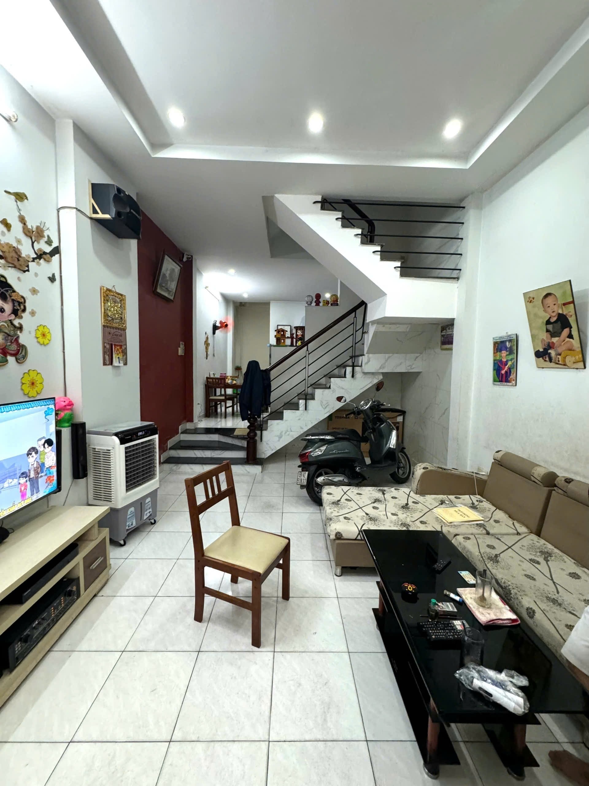 NHÀ GIÁP TÂN PHÚ – TÂN HƯƠNG – TÂN SƠN Gần CV Kênh Nước Đen – Lê Thúc Hoạch DT: 4 × 14m – Sổ hồng mới 2025  Kết cấu: 1 trệt 2 lầu – 3 PN – sân phơi sau Nhà Hẻm Đường số 5D, P. Bình Hưng Hòa A, Q. Bình Tân