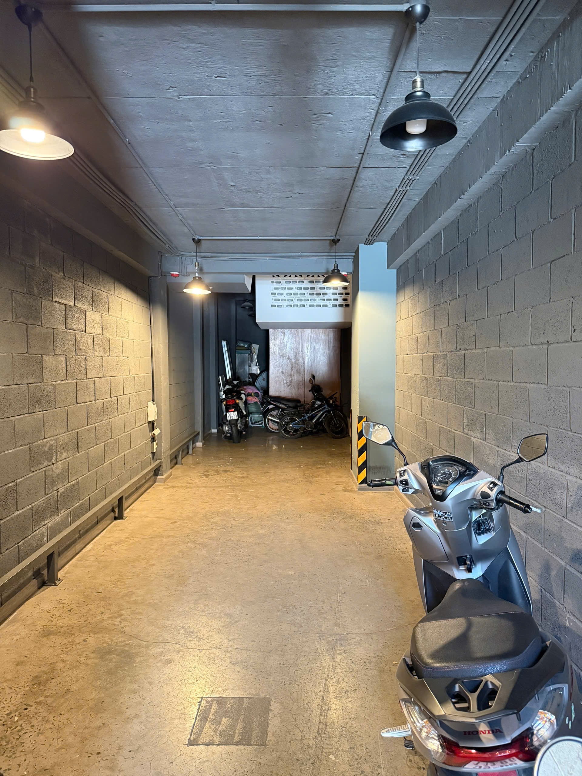 Bán MẶT TIỀN Nguyễn Hữu Tiến 3,2m x 24m  1 trệt 1 lửng 3 lầu 1 sân thượng đẹp, có thang máy. 