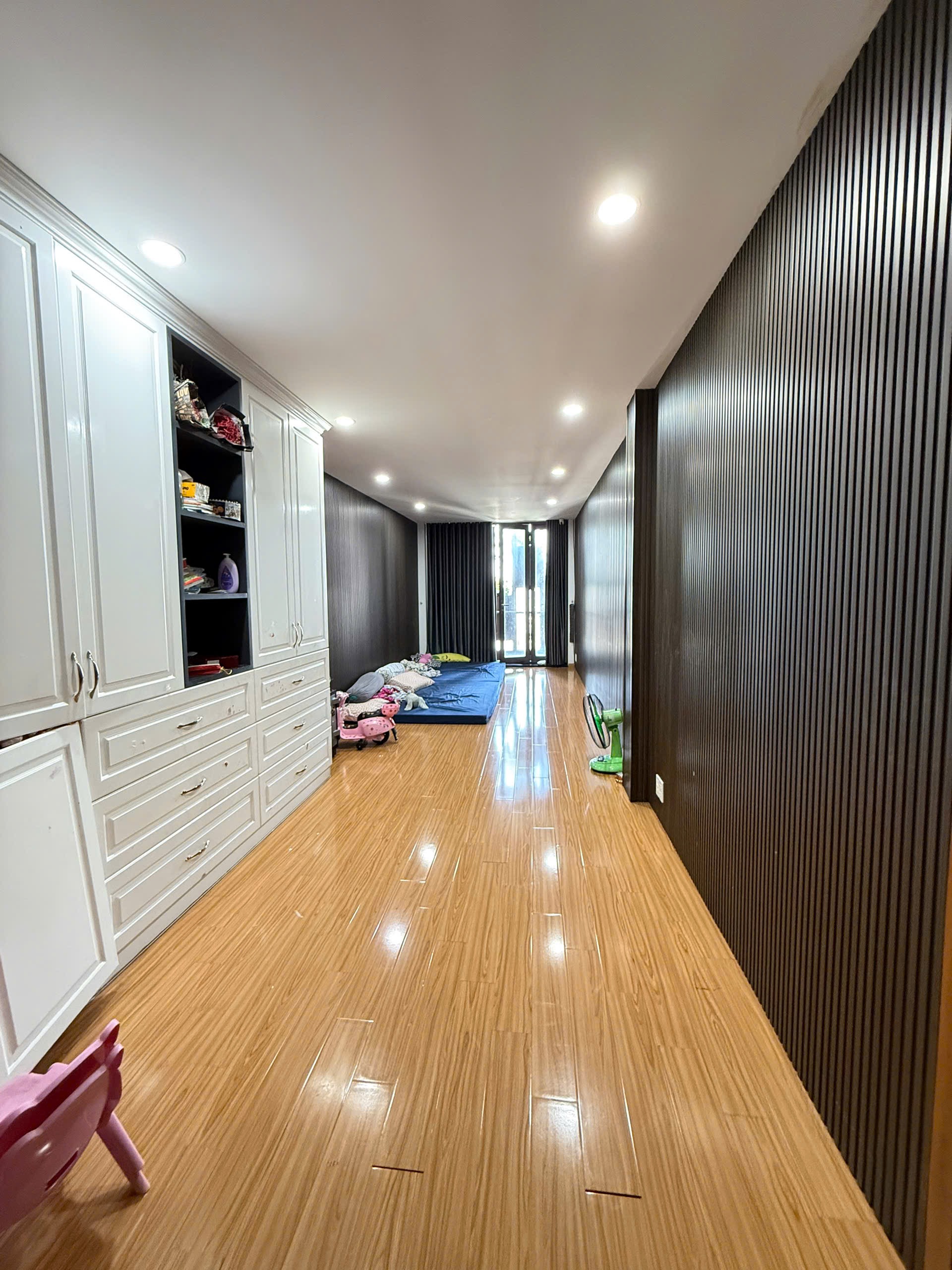 Bán MẶT TIỀN Nguyễn Hữu Tiến 3,2m x 24m  1 trệt 1 lửng 3 lầu 1 sân thượng đẹp, có thang máy. 