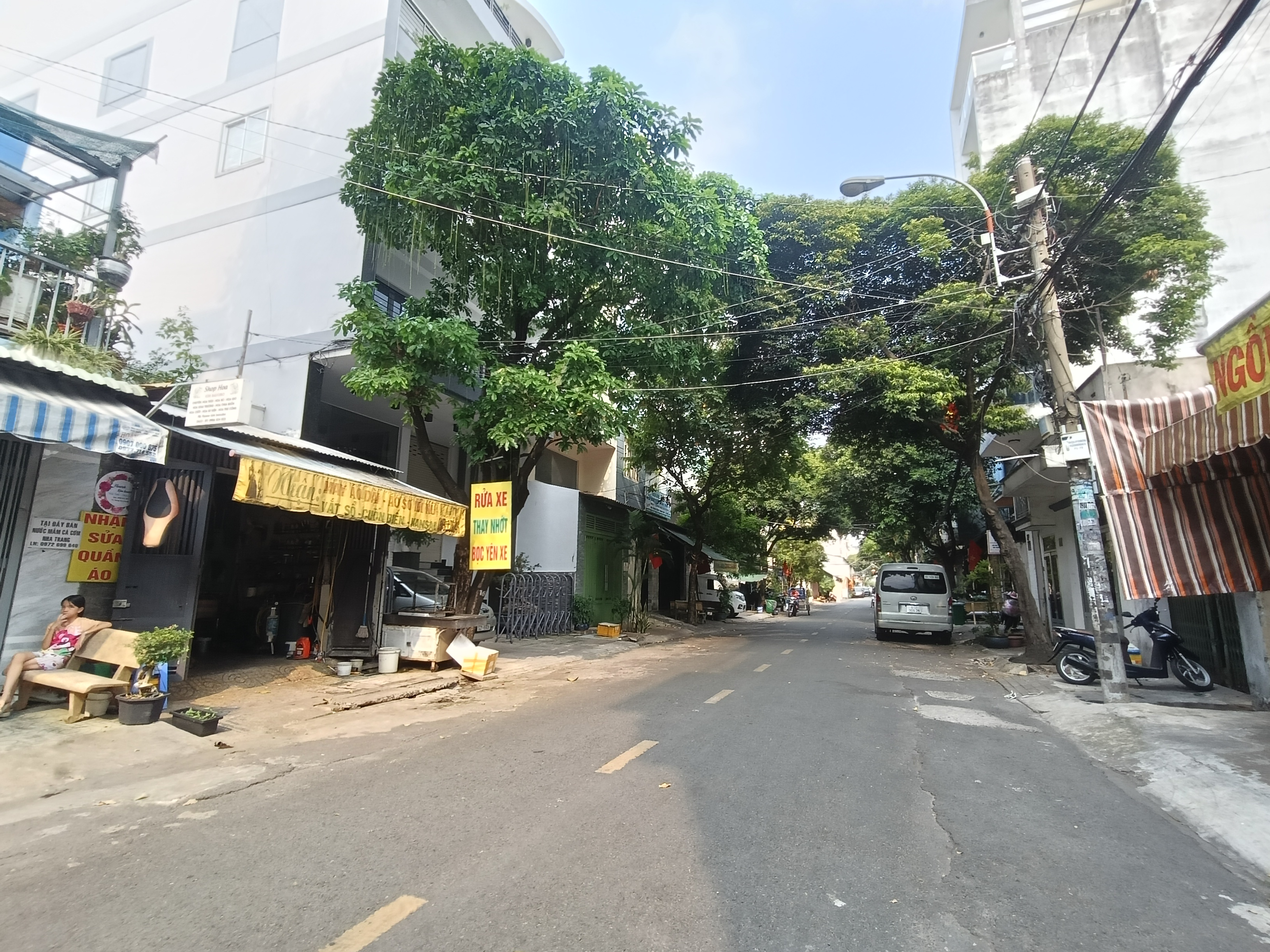 DT: 4.3x19.5m, Nhà Cấp 4, Đường rộng 13m đủ lộ giới. Ngay Độc Lập - Vườn Lài